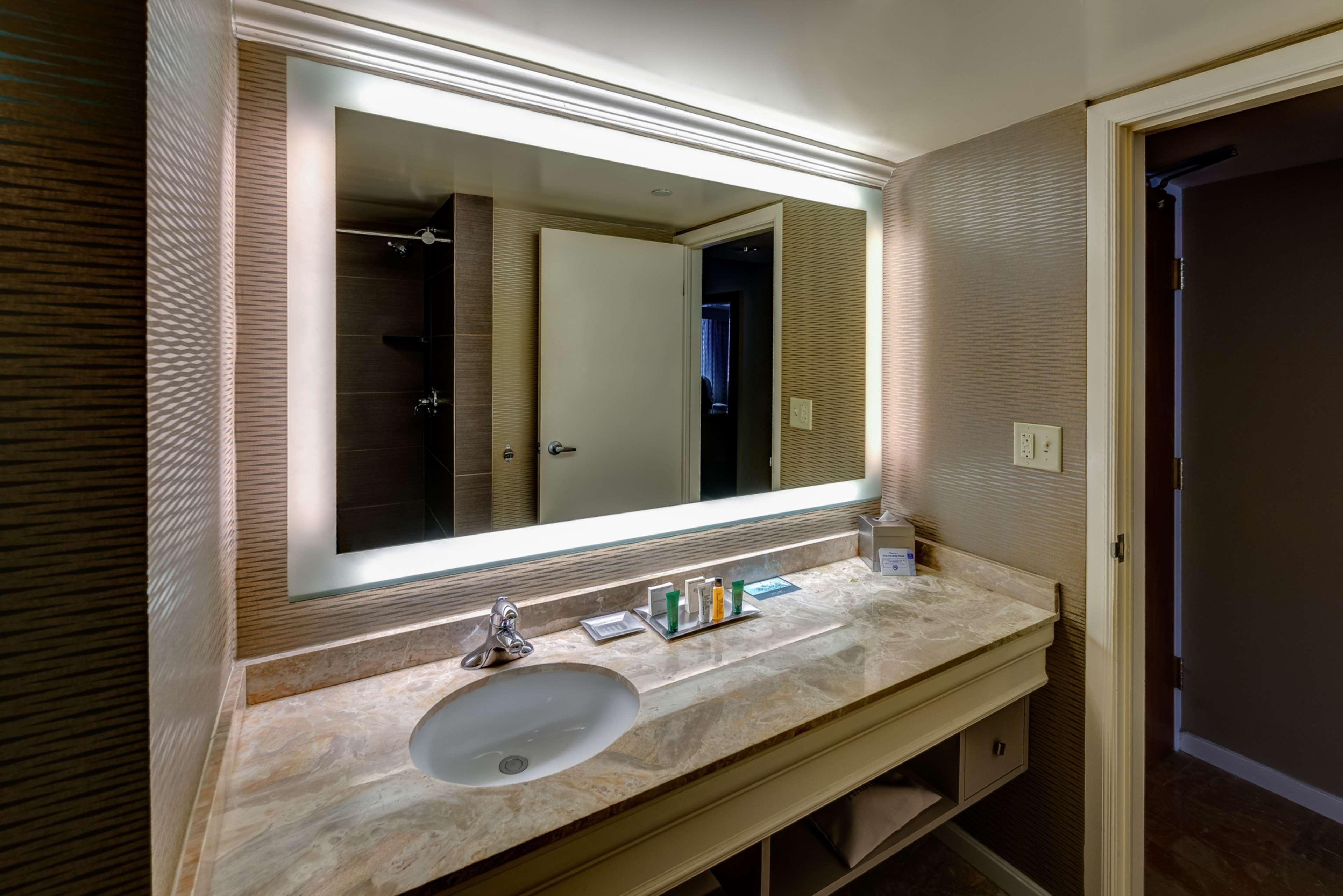 ฮิลตัน แอครอน แฟร์ลอว์น Hotel ภายนอก รูปภาพ