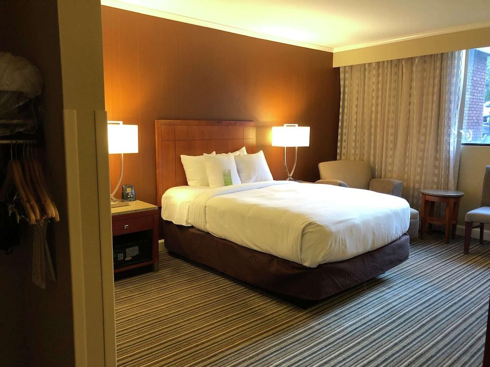 ฮิลตัน แอครอน แฟร์ลอว์น Hotel ภายนอก รูปภาพ