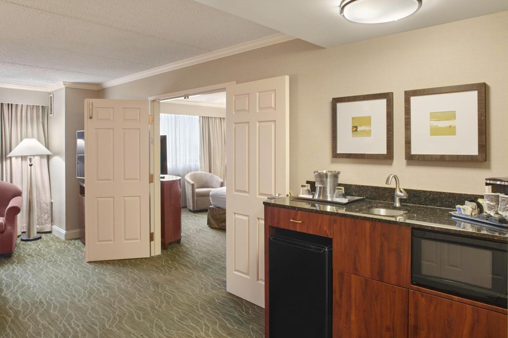ฮิลตัน แอครอน แฟร์ลอว์น Hotel ภายนอก รูปภาพ