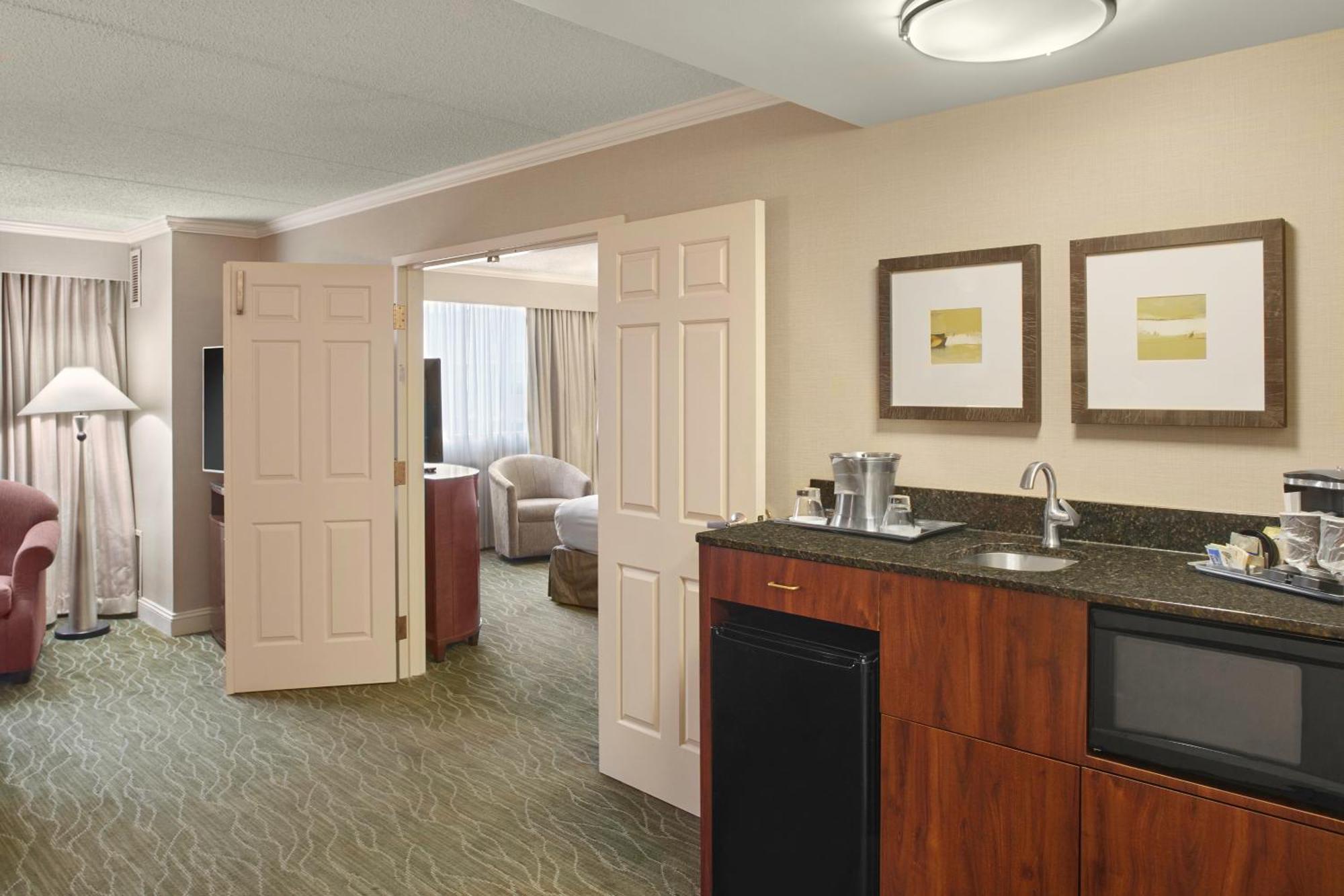ฮิลตัน แอครอน แฟร์ลอว์น Hotel ภายนอก รูปภาพ